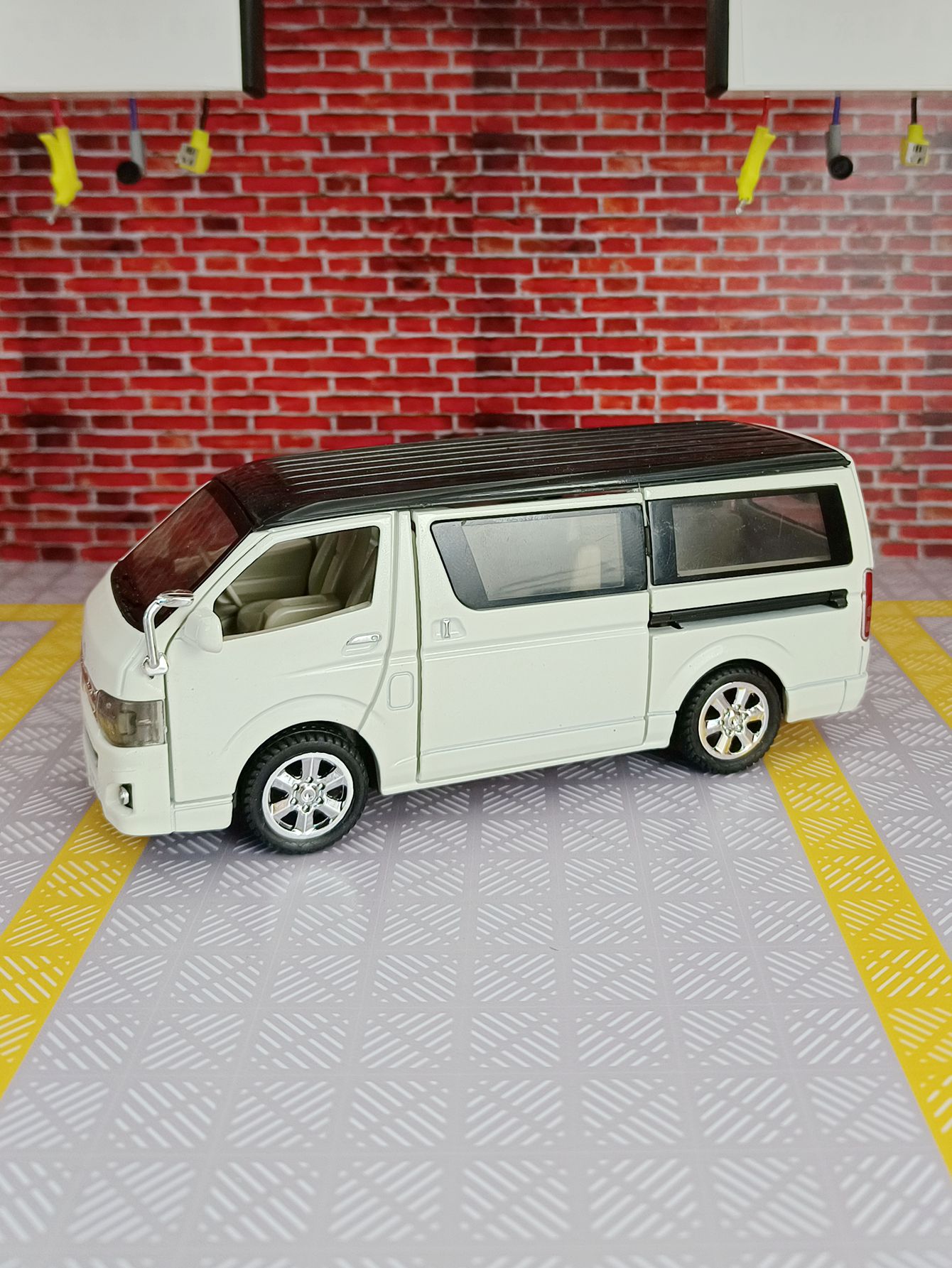 1:32 simulation Toyota Hiace a - огляд і ціна Decor Lighting Returns